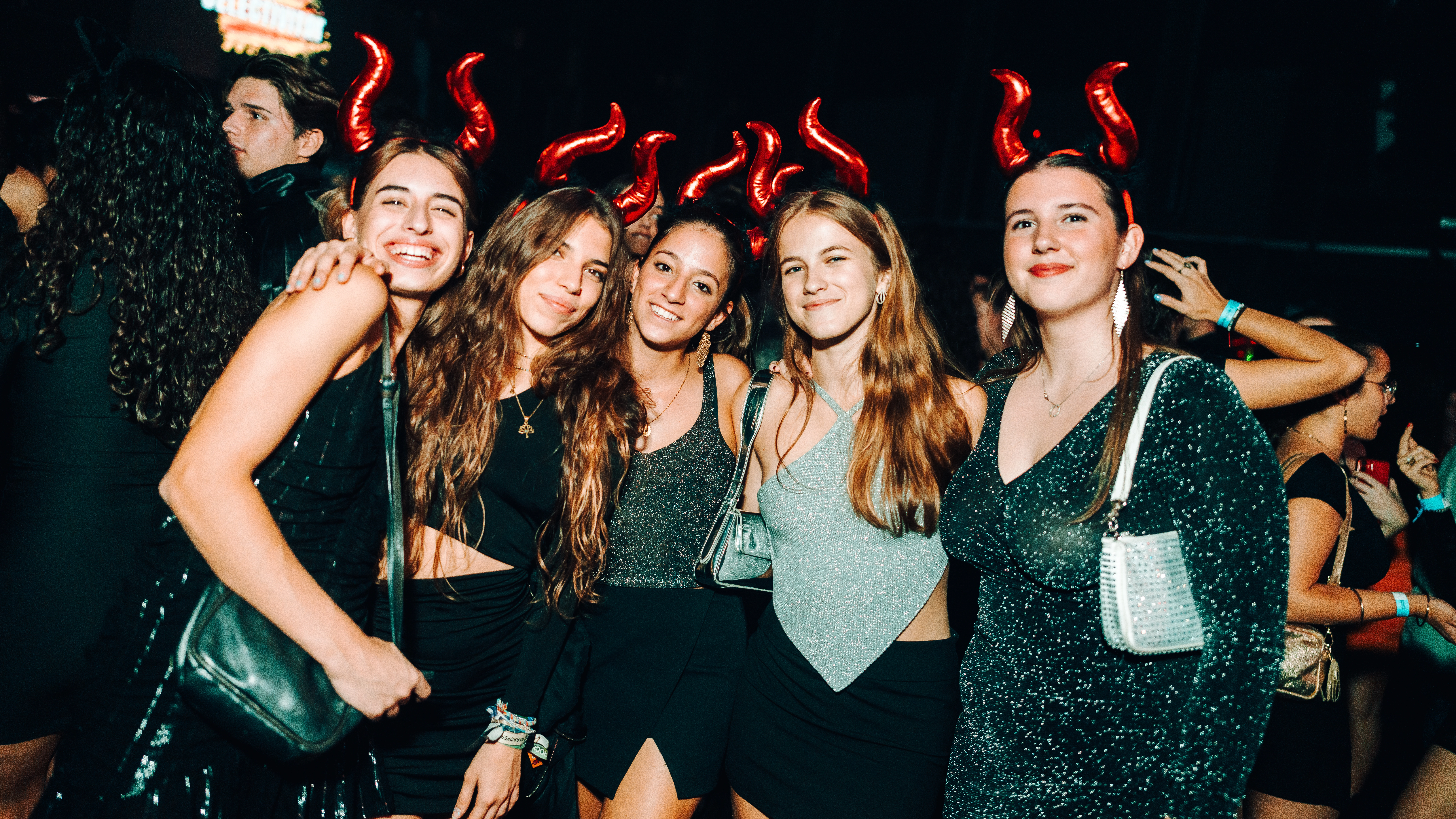 Festa de graduació amb confeti i llums